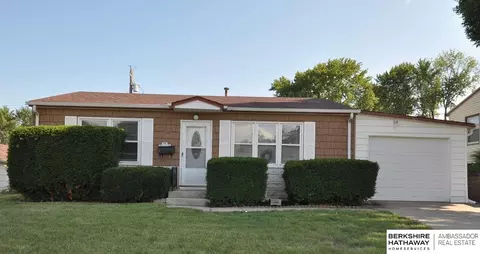 7413 Lillian Ave, La Vista, NE 68128