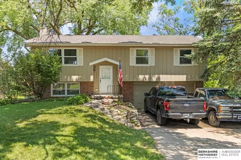 9462 Binney St, Omaha, NE 68134