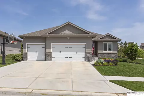 528 Devonshire Dr, Gretna, NE 68028