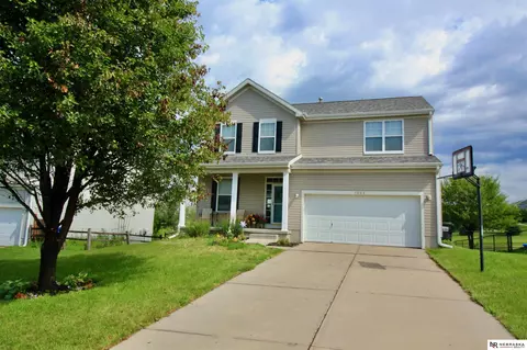 1004 Summit Ridge Dr, Papillion, NE 68046