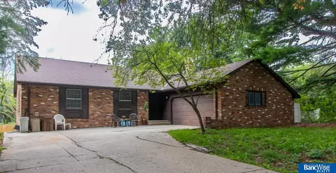 901 Coachmans Dr, Lincoln, NE 68510