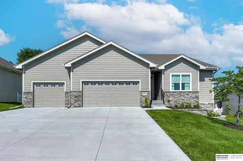 714 Castle Pine Dr, Papillion, NE 68133