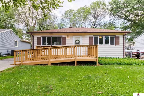 6017 Dobbins Dr, Lincoln, NE 68505