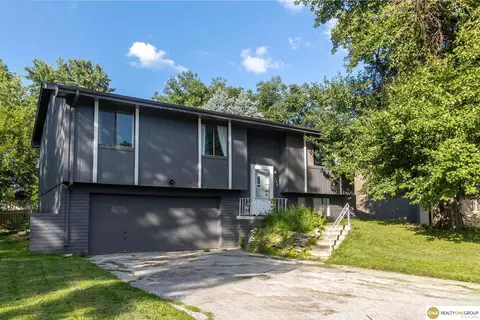 7792 Greenleaf Dr, La Vista, NE 68128