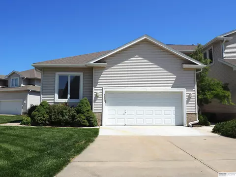 1135 Waters Edge Ct, Carter Lake, IA 51510