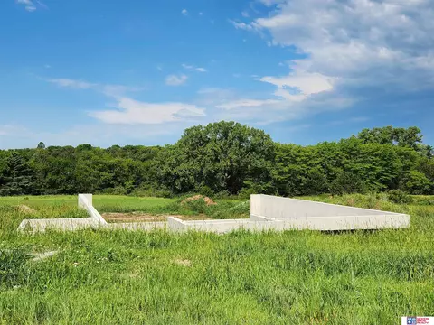 1385 Lakeview Ln, Beatrice, NE 68310