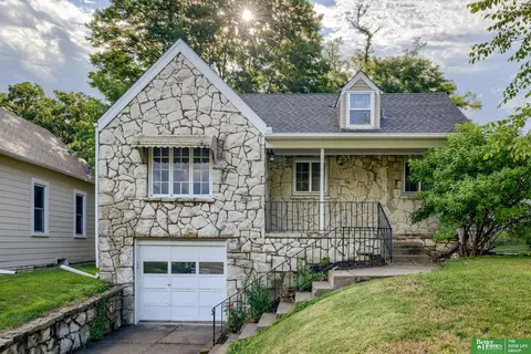 827 S 36 St, Omaha, NE 68105