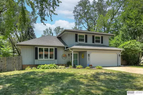 1003 Somerset Dr, Bellevue, NE 68005