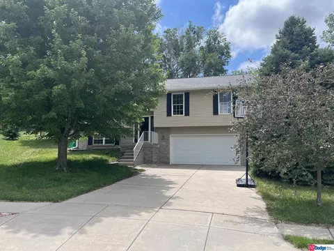 805 Columbine Cir, Hickman, NE 68372