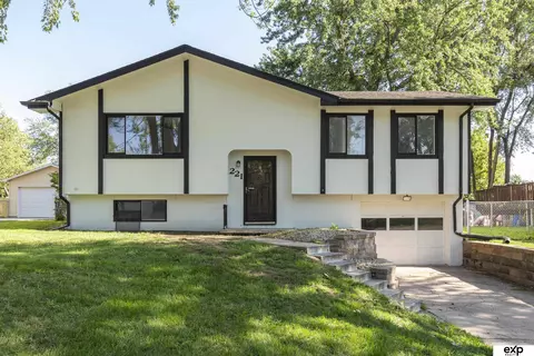 221 Sycamore Cir, Gretna, NE 68028