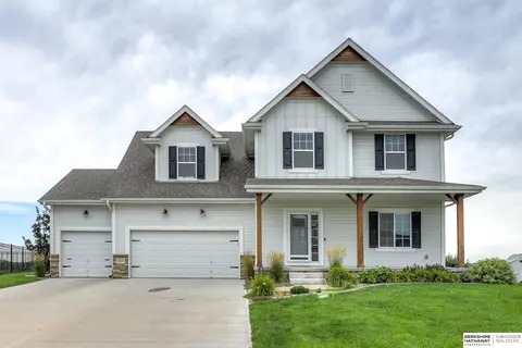 11012 Superior Dr, Papillion, NE 68046
