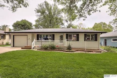 124 Meadow Dr, Gretna, NE 68028