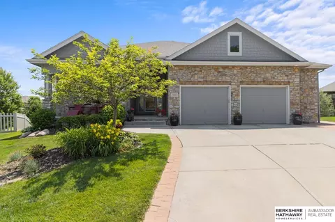 15455 Jaynes Cir, Omaha, NE 68116