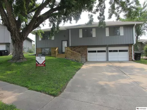 13815 Washington Cir, Omaha, NE 68137