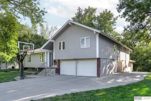 8102 Walnut Ln, Ralston, NE 68127