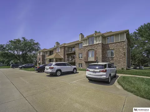 4321 S 58th St #4, Lincoln, NE 68516