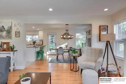 5005 Bedford Ave, Omaha, NE 68104