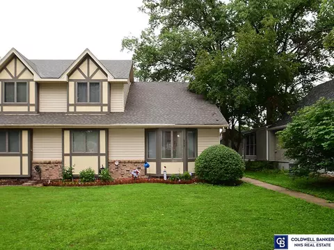 517 S Jackson St, Papillion, NE 68046
