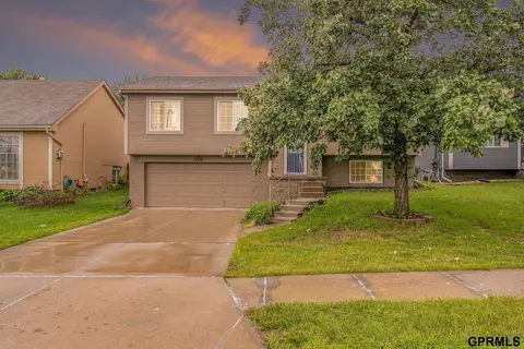 17113 Sahler St, Omaha, NE 68116