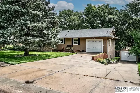 11207 N Post Rd, Omaha, NE 68112