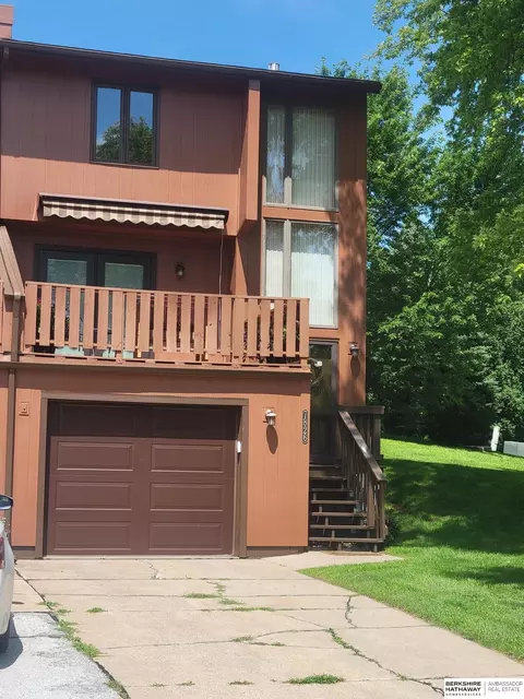 7826 Read Plz, Omaha, NE 68122