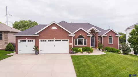 6171 Blackstone Rd, Lincoln, NE 68526