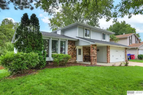 825 Donegal Dr, Papillion, NE 68046