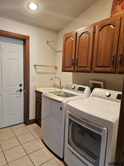 606 Springview Cir, Beatrice, NE 68310 photo 23