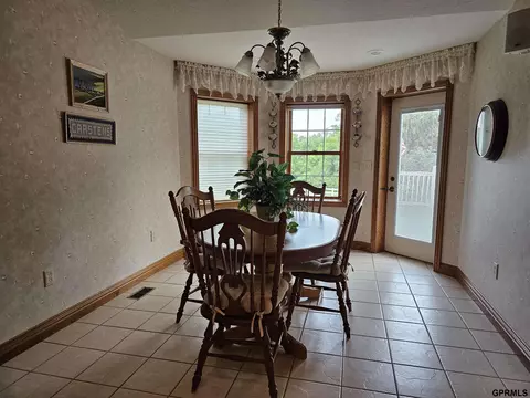 606 Springview Cir, Beatrice, NE 68310 photo 12