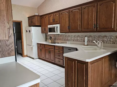 606 Springview Cir, Beatrice, NE 68310 photo 8