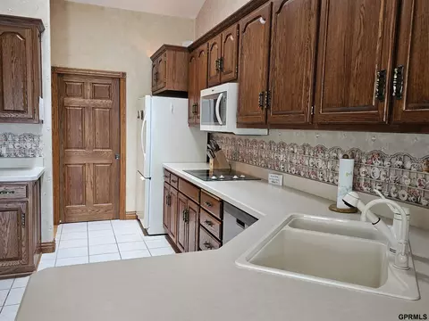 606 Springview Cir, Beatrice, NE 68310 photo 9