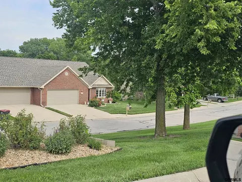 606 Springview Cir, Beatrice, NE 68310 photo 2