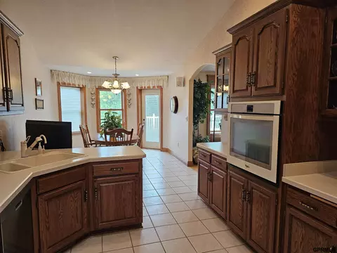 606 Springview Cir, Beatrice, NE 68310 photo 11