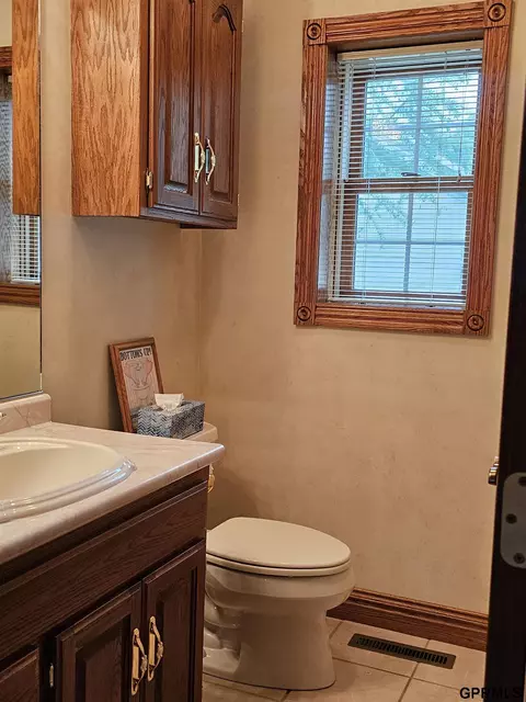 606 Springview Cir, Beatrice, NE 68310 photo 18