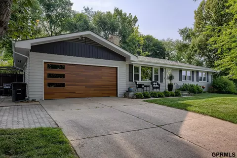917 S 87 St, Omaha, NE 68114