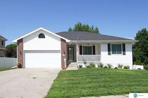 915 Waterlily Ct, Hickman, NE 68372