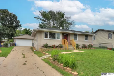 7405 Arrow Rock Dr, Omaha, NE 68157