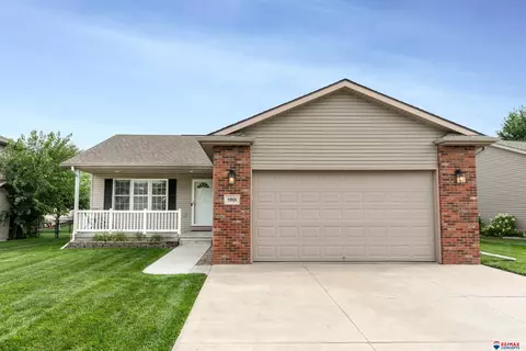 5901 Clear Creek Dr, Lincoln, NE 68516