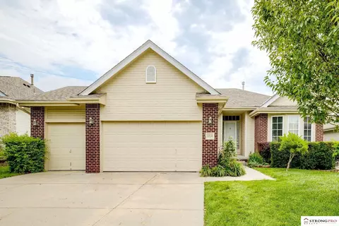 11539 Lakeview Dr, Papillion, NE 68133