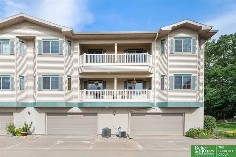 7005 S 74 St #301, La Vista, NE 68128