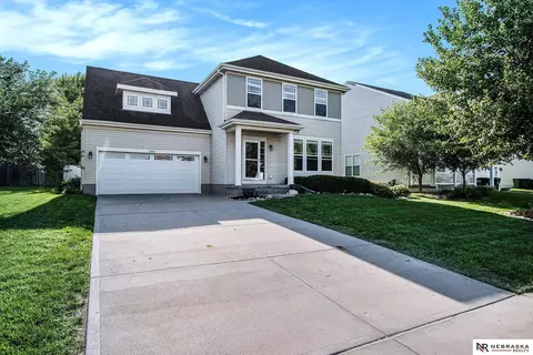 2005 Walnut Creek Dr, Papillion, NE 68046