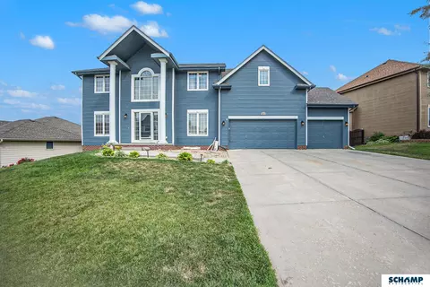 18613 Hoich Dr, Omaha, NE 68136