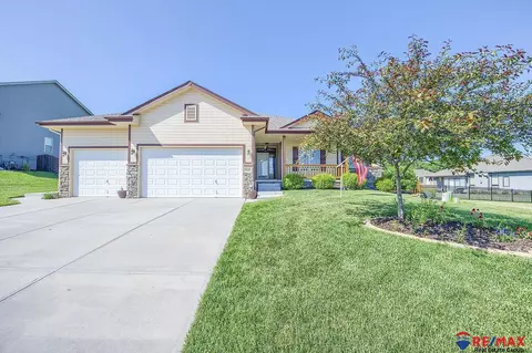 7055 Harvest Dr, Papillion, NE 68133