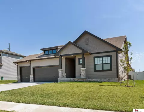 11223 Superior Dr, Papillion, NE 68046