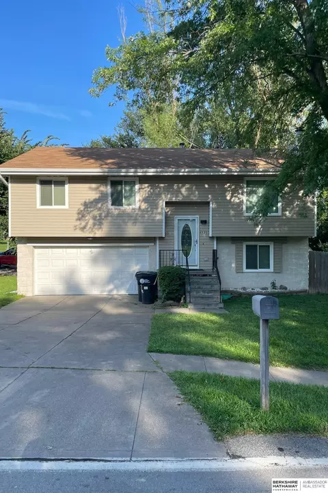 4523 Aurora Dr, Omaha, NE 68134