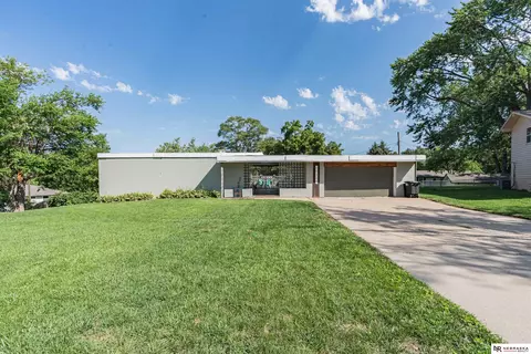 10328 Sunburst Cir, Omaha, NE 68134