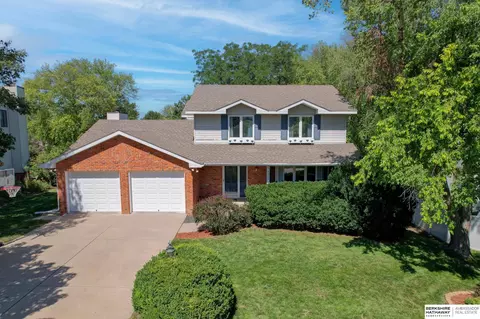 6840 Deerwood Dr, Lincoln, NE 68516