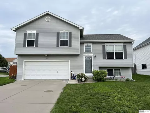 16128 Greenleaf St, Omaha, NE 68136