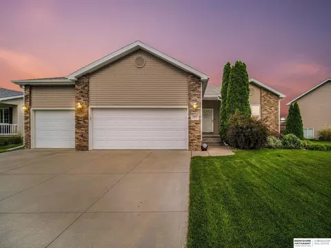 1744 Blackhawk Dr, Lincoln, NE 68521