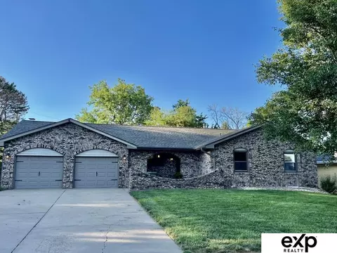 4660 White Cloud Dr, Omaha, NE 68157